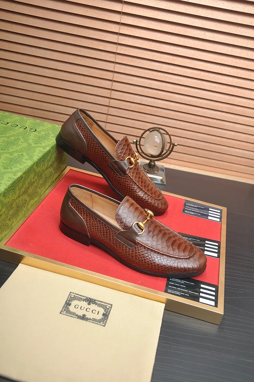 Men's shoes 💰600💶 Brand: GUCCI (Gucci) Standard size: Men's size 38/44 (45 can be customized) Grade: Same as the official website Original quality Material: Original cowhide Water-dyed cowhide lining Original rubber outsole Style category: Men's fashionable casual leather shoes Distinguished big-name luxury elements Top luxury Color: Actual picture
